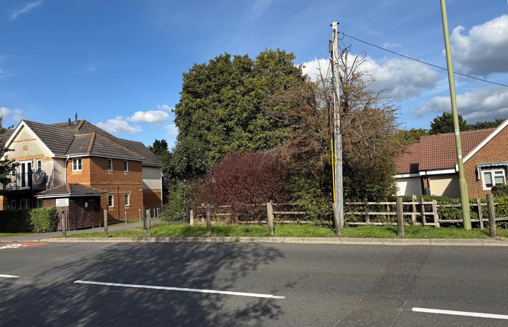 Lot: 60 - PARCELS OF LAND IN A RESIDENTIAL AREA - Overgrown parcel of freehold land
